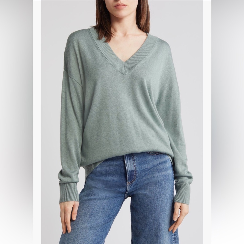 Treasure & Bond V-Neck long sleeve lightweight Sweater in Soft Green Size Small